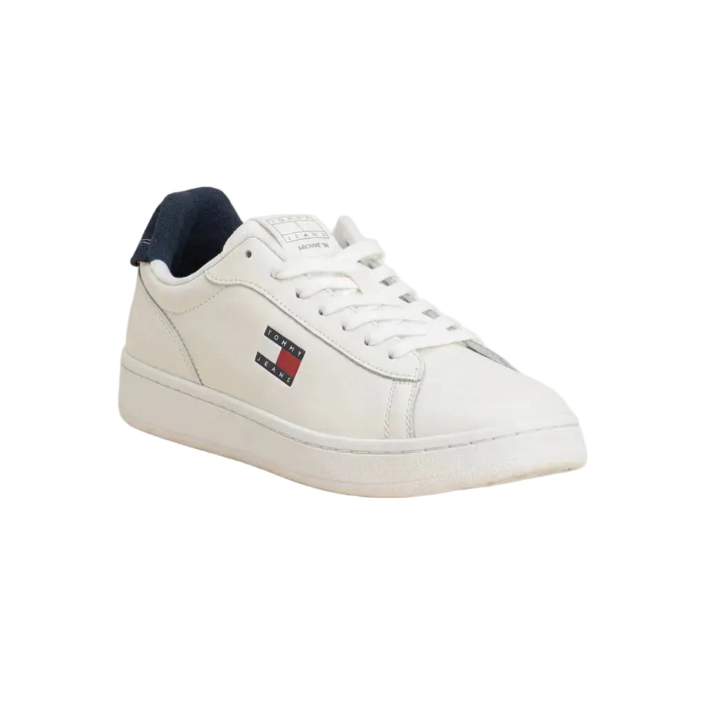 TOMMY HILFIGER – Zapatillas blancas con talón azul marino
